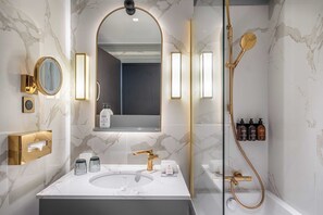 Combined shower/bathtub, rainfall showerhead, free toiletries