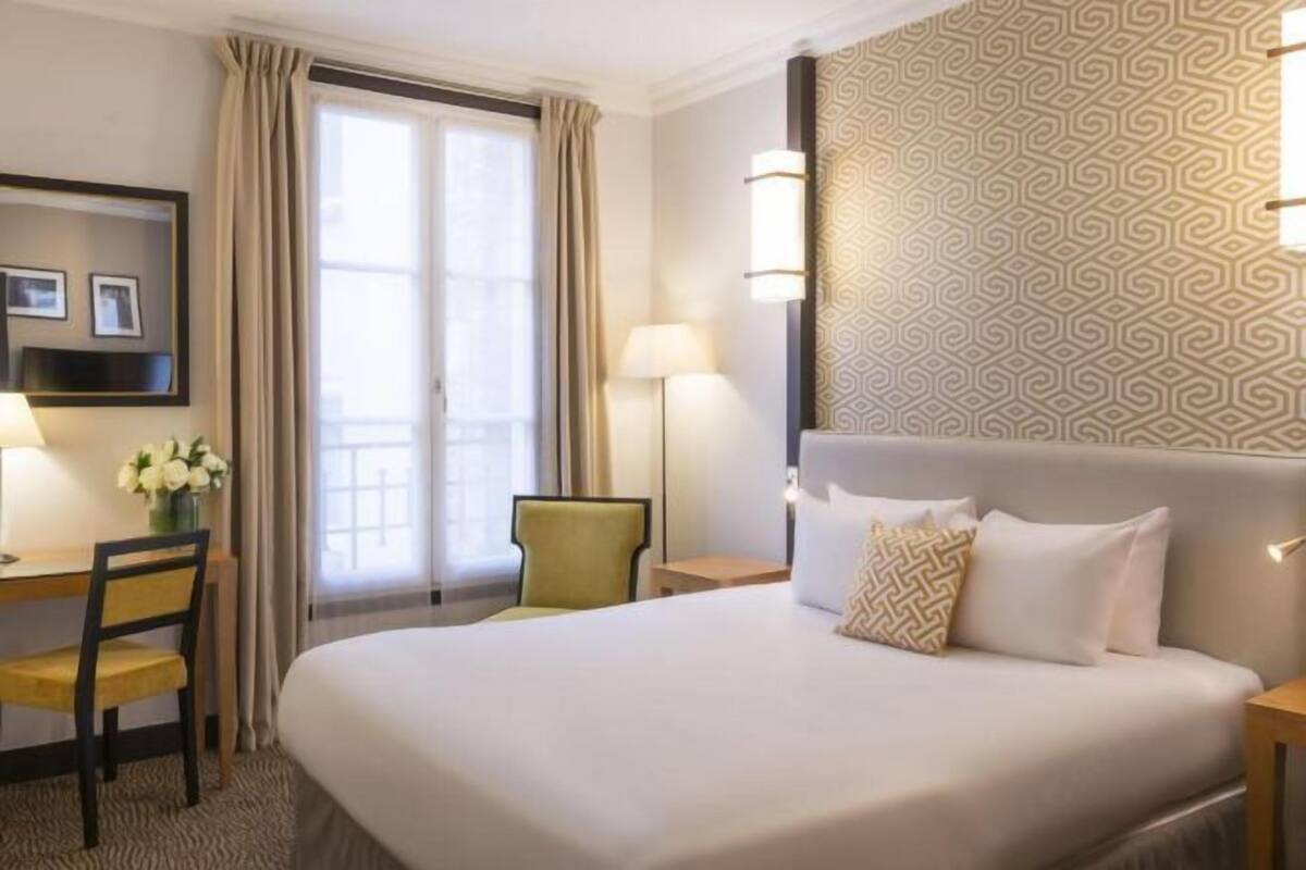 Sengetøy av topp kvalitet, minibar, safe på rommet og skrivebord