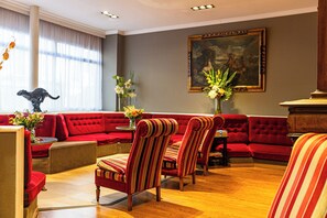 Lobby sitting area - Hotel Claude Bernard Saint Germain (Paris)
