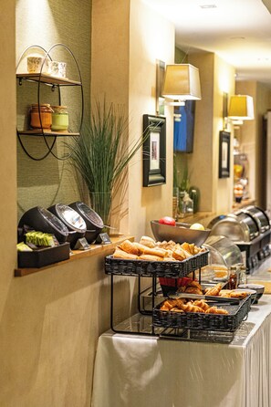 朝食 (ビュッフェ)、毎日提供 (1 名様 18 EUR)