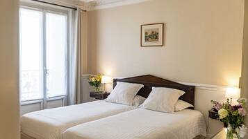 Roupas de cama antialérgicas, frigobar, cofres nos quartos, escrivaninha