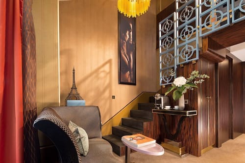 Duplex | Cofres nos quartos, escrivaninha, cortinas blackout