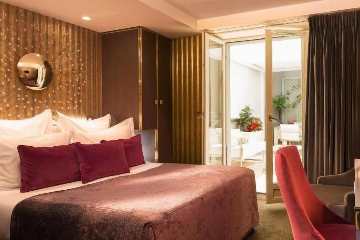 In-room safe, desk, blackout drapes, soundproofing