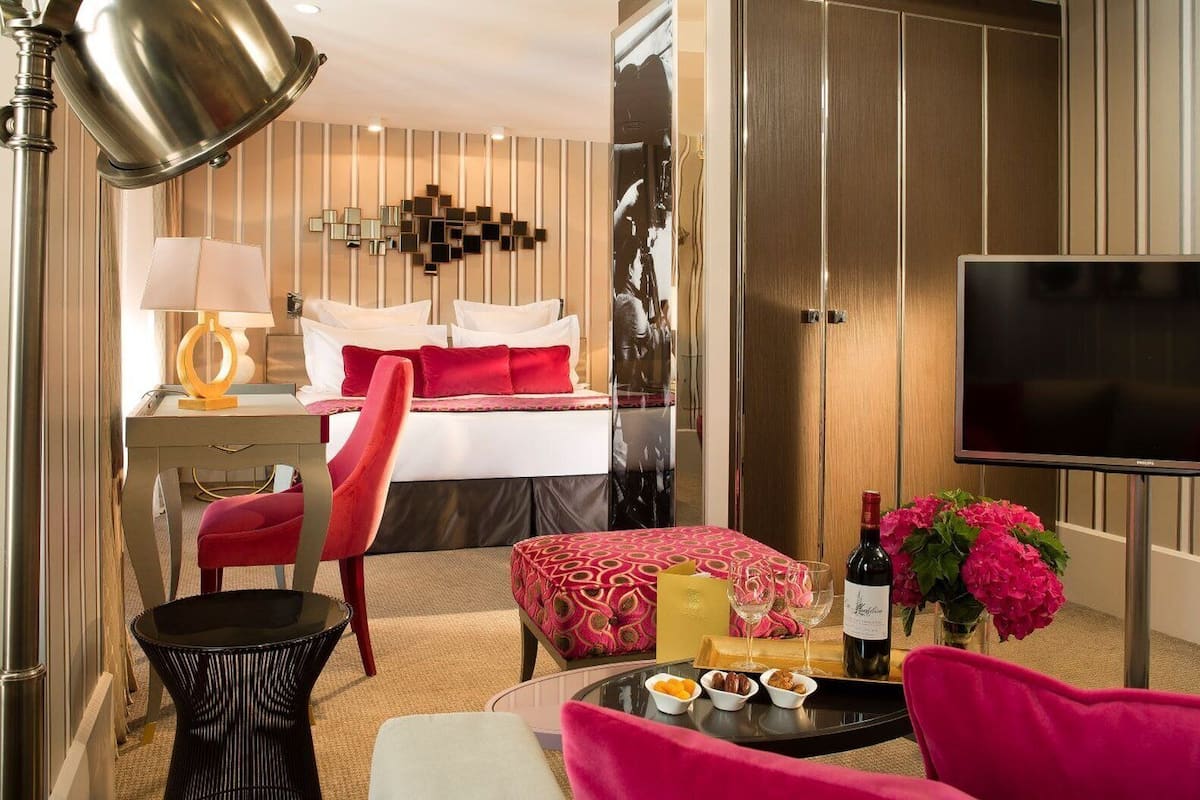 Junior Suite | 1 bedroom, in-room safe, desk, blackout drapes