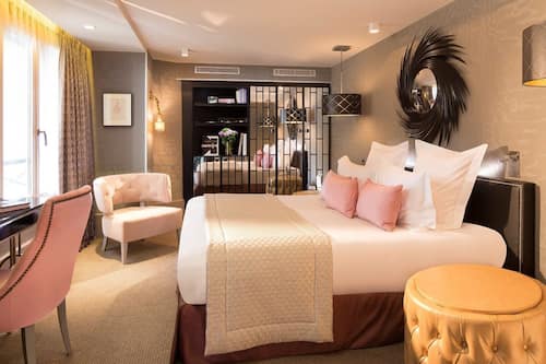 Quarto luxo, vista para o pátio | Cofres nos quartos, escrivaninha, cortinas blackout