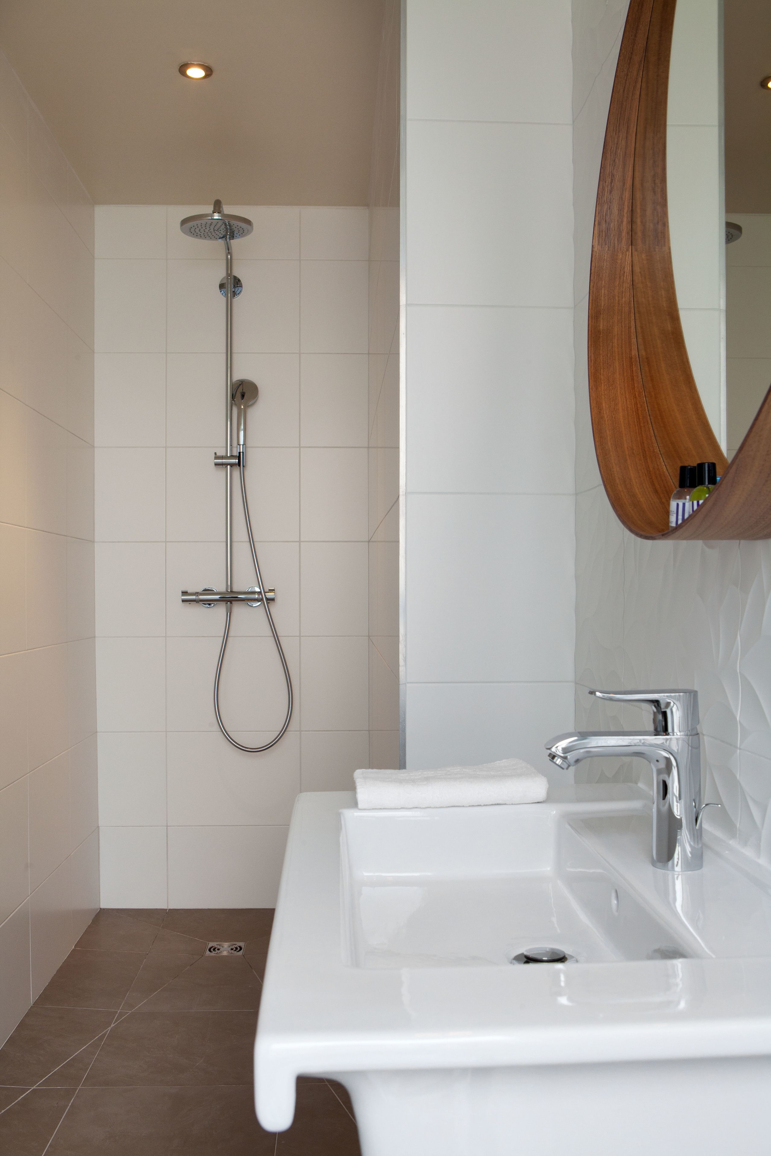 executive double room | bathroom | free toiletries, hair dryer, towels