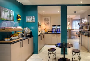 Petit déjeuner buffet (15 EUR par personne)