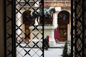 A statue of a horse and rider in front of a building with a sign reading "DOUARD VII". - Hôtel Cordelia Opéra-Madeleine (Paris)