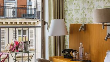 Room, Balcony (Chambre privilège avec balcon) | Hypo-allergenic bedding, down duvets, in-room safe