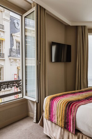 Superior Room (chambre supérieure corner) | Hypo-allergenic bedding, down duvets, in-room safe - Hôtel Cordelia Opéra-Madeleine (Paris)