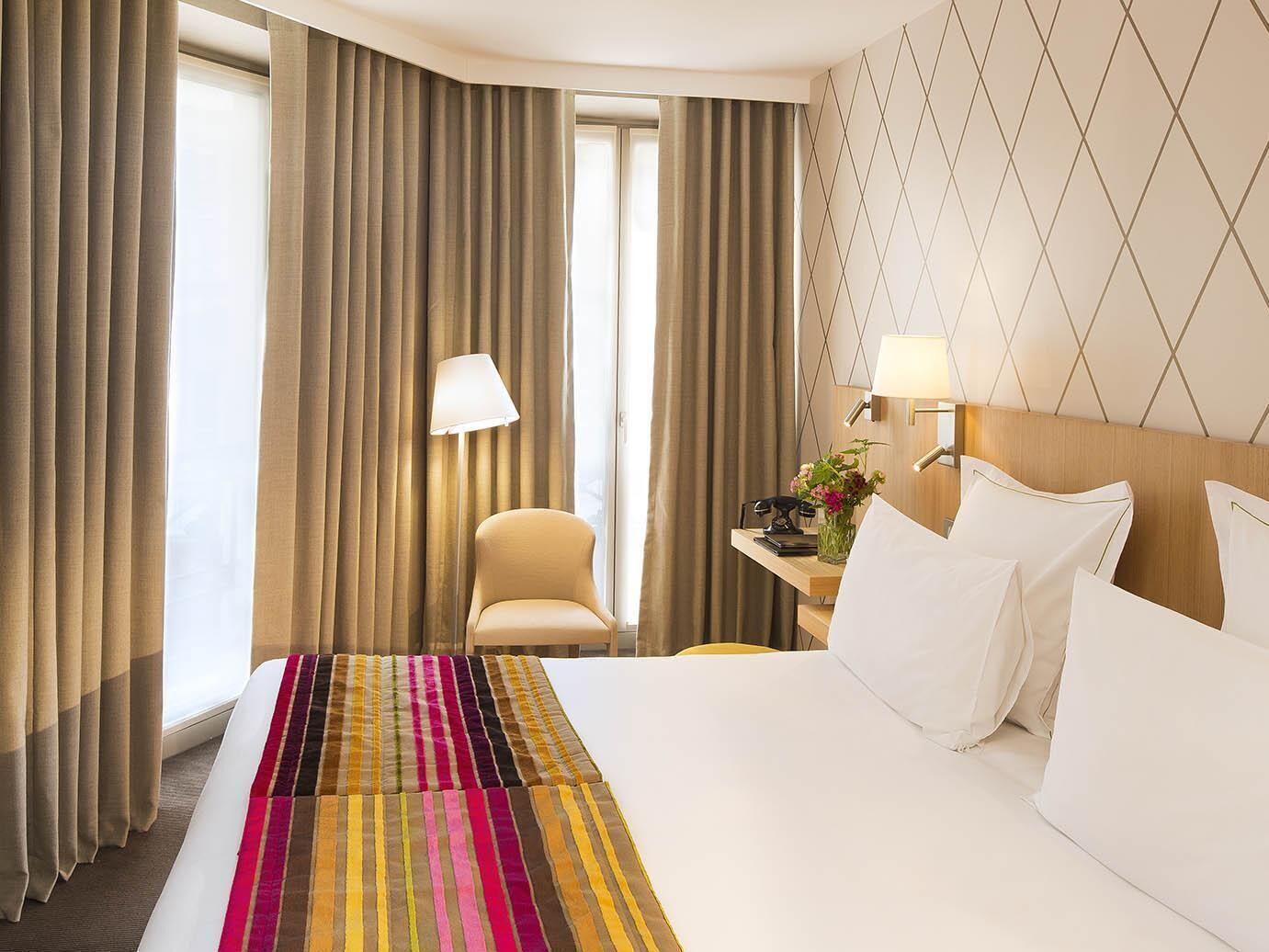 Hypo-allergenic bedding, down duvets, in-room safe, desk