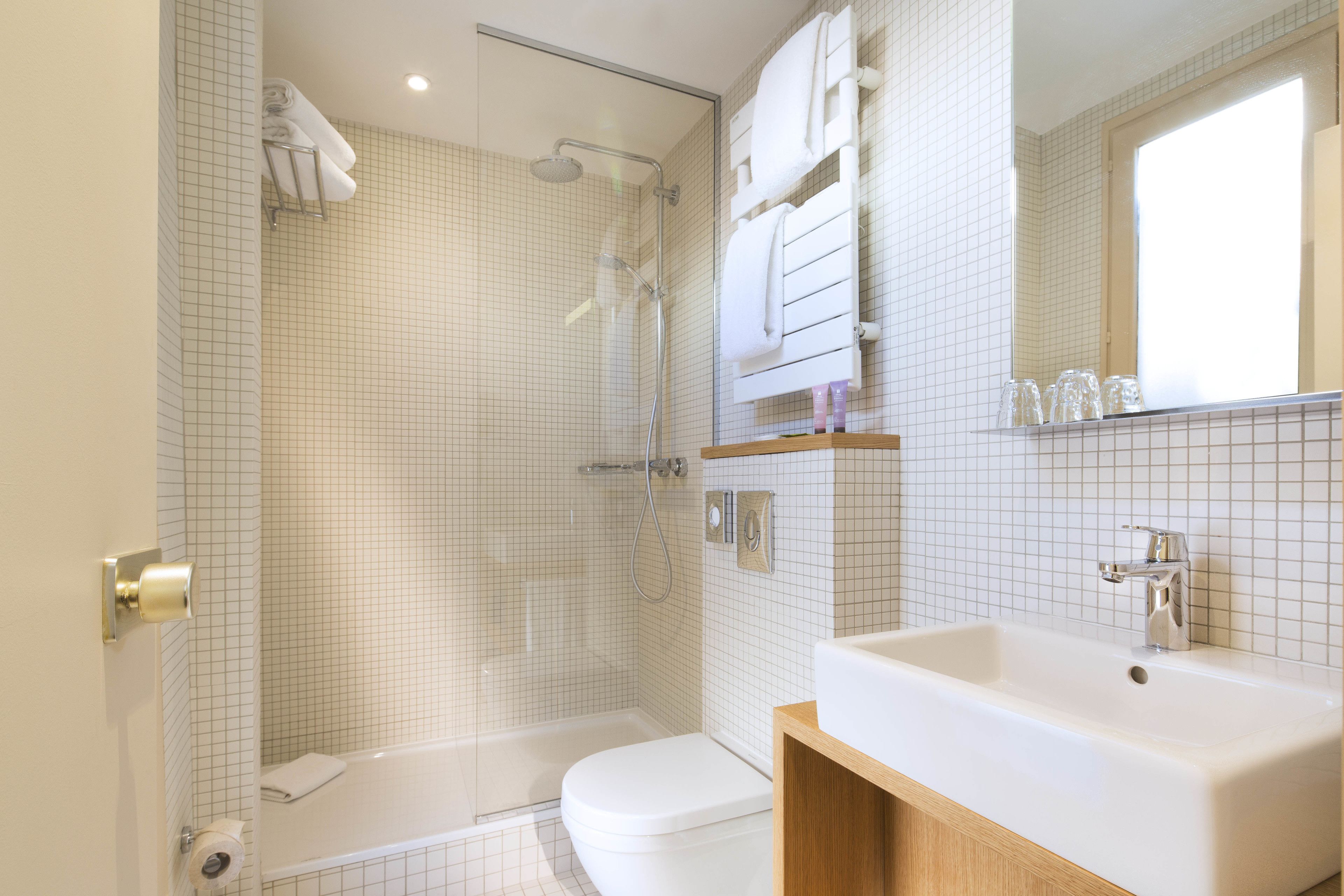 deluxe double room | bathroom | free toiletries, hair dryer, towels