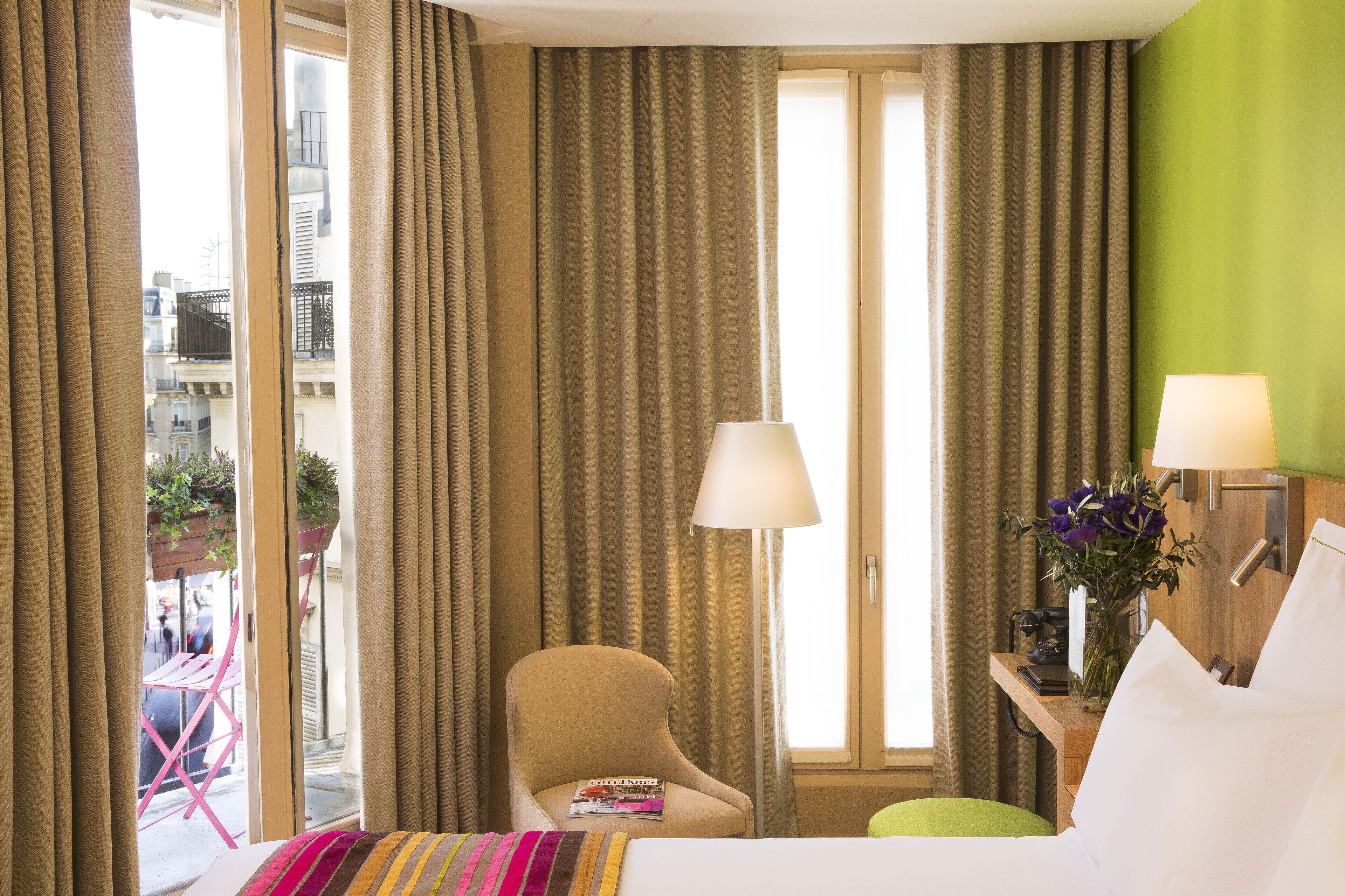 Hypo-allergenic bedding, down duvets, in-room safe, desk