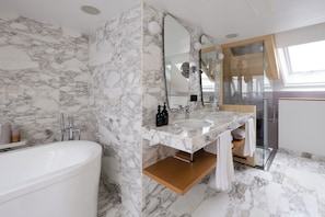 Duplex | Bathroom | Hair dryer, bathrobes, slippers, towels - Hôtel Artus (Paris)