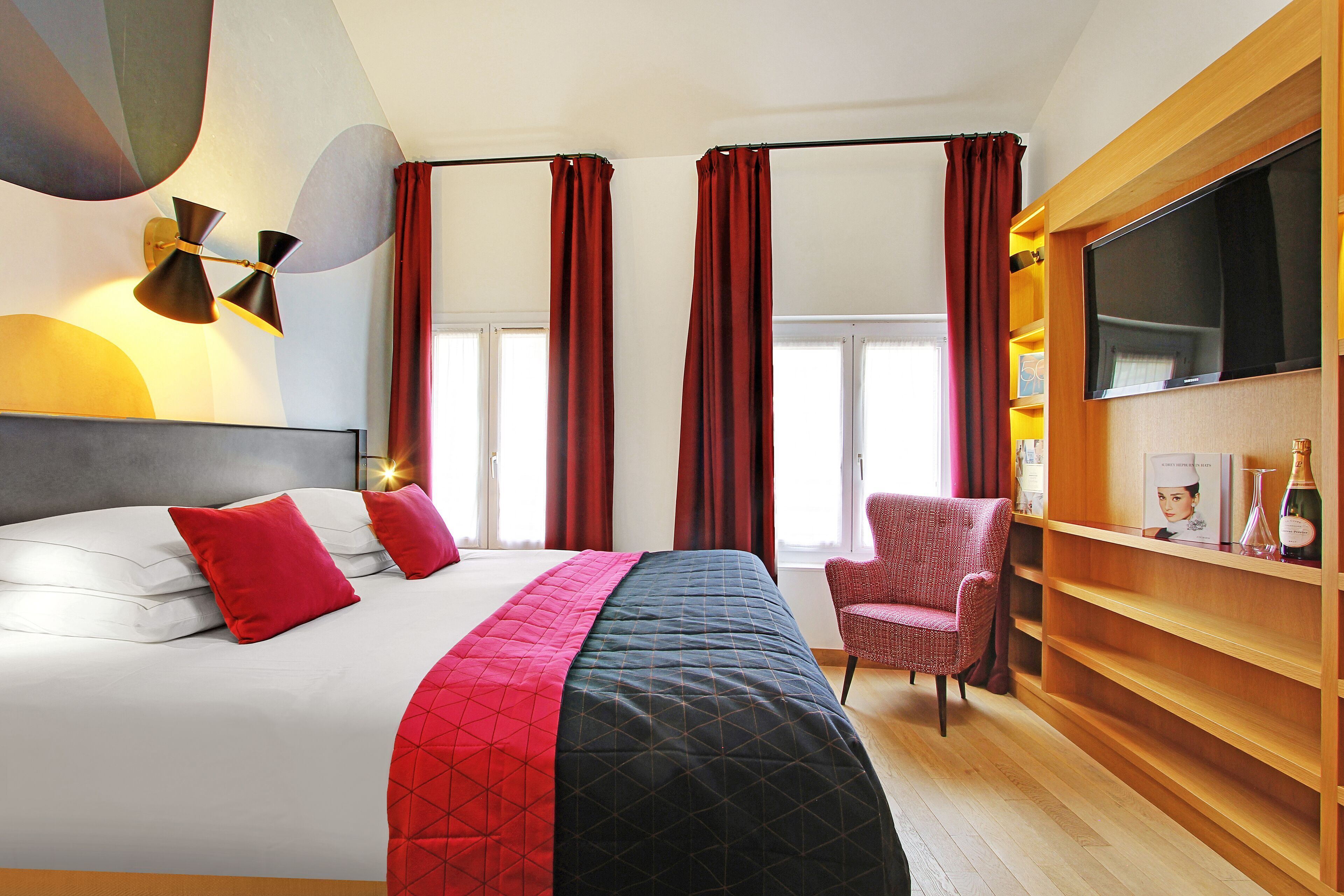 Premium bedding, in-room safe, individually decorated