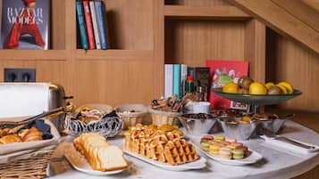 Desayuno buffet diario (EUR 25 por persona)