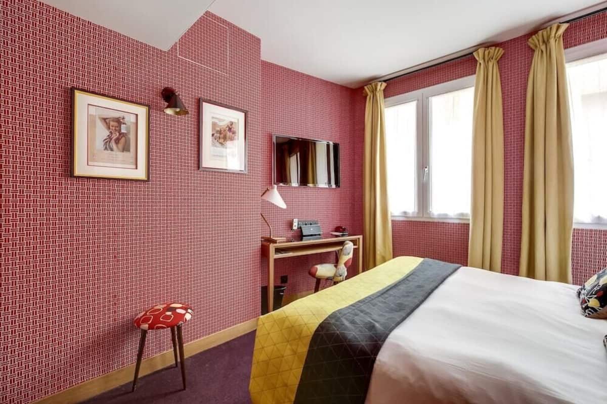 Premium bedding, in-room safe, individually decorated