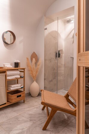 Hair dryer, bathrobes, slippers, towels - Hôtel Artus (Paris)