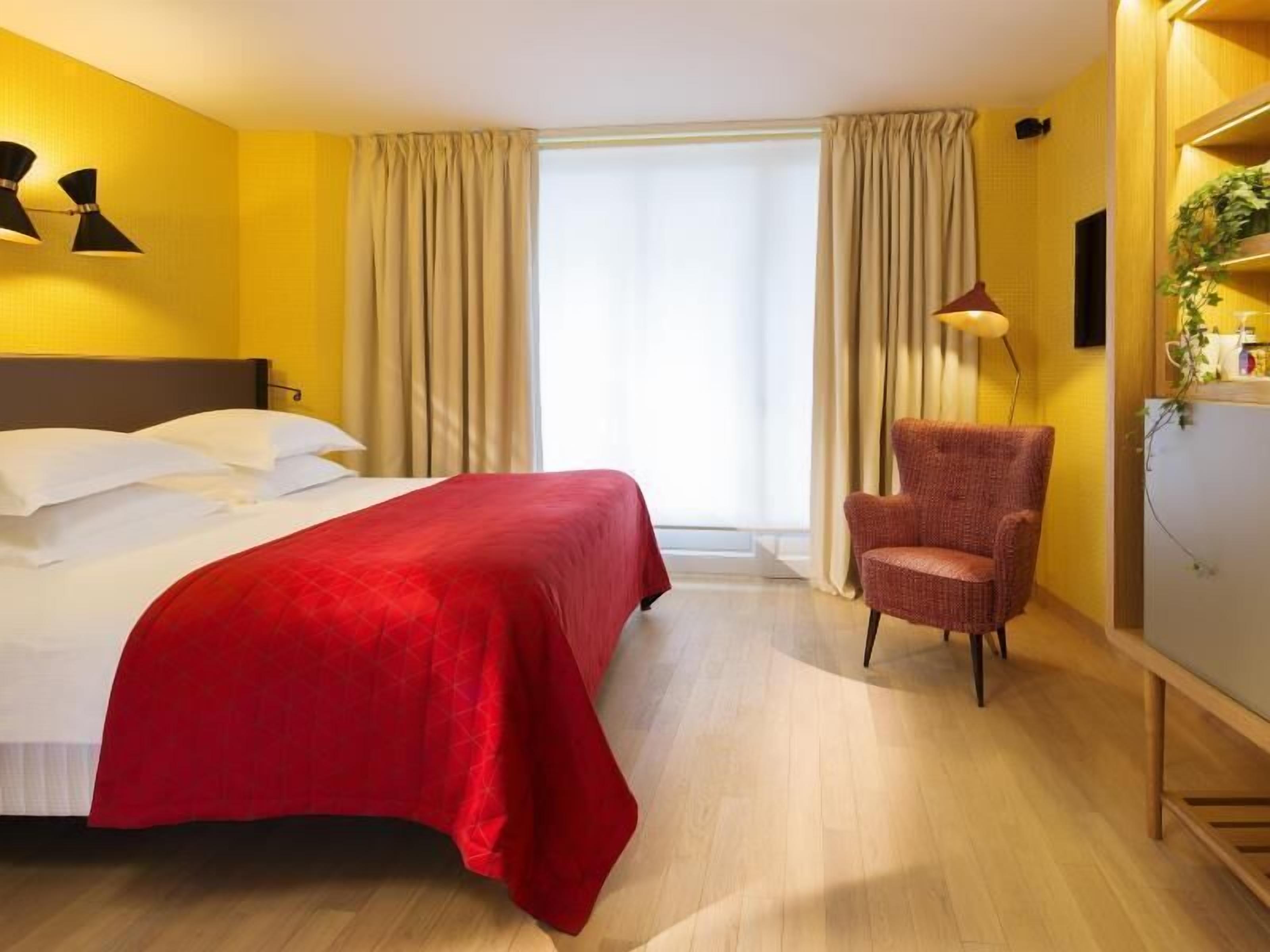 Premium bedding, in-room safe, individually decorated