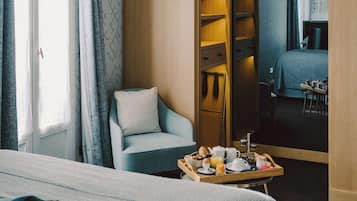 Exclusieve suite | Luxe beddengoed, een kluis op de kamer, individueel gedecoreerd