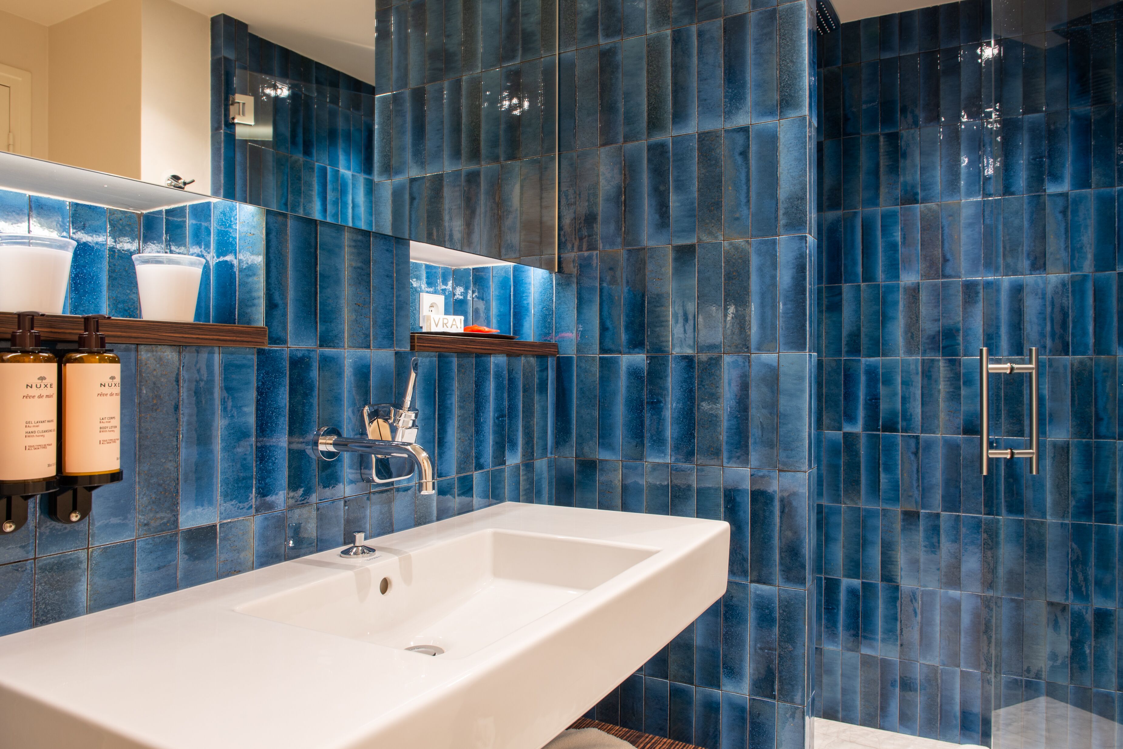 chambre executive supérieure double ou twin | bathroom | deep-soaking bathtub, rainfall showerhead, designer toiletries