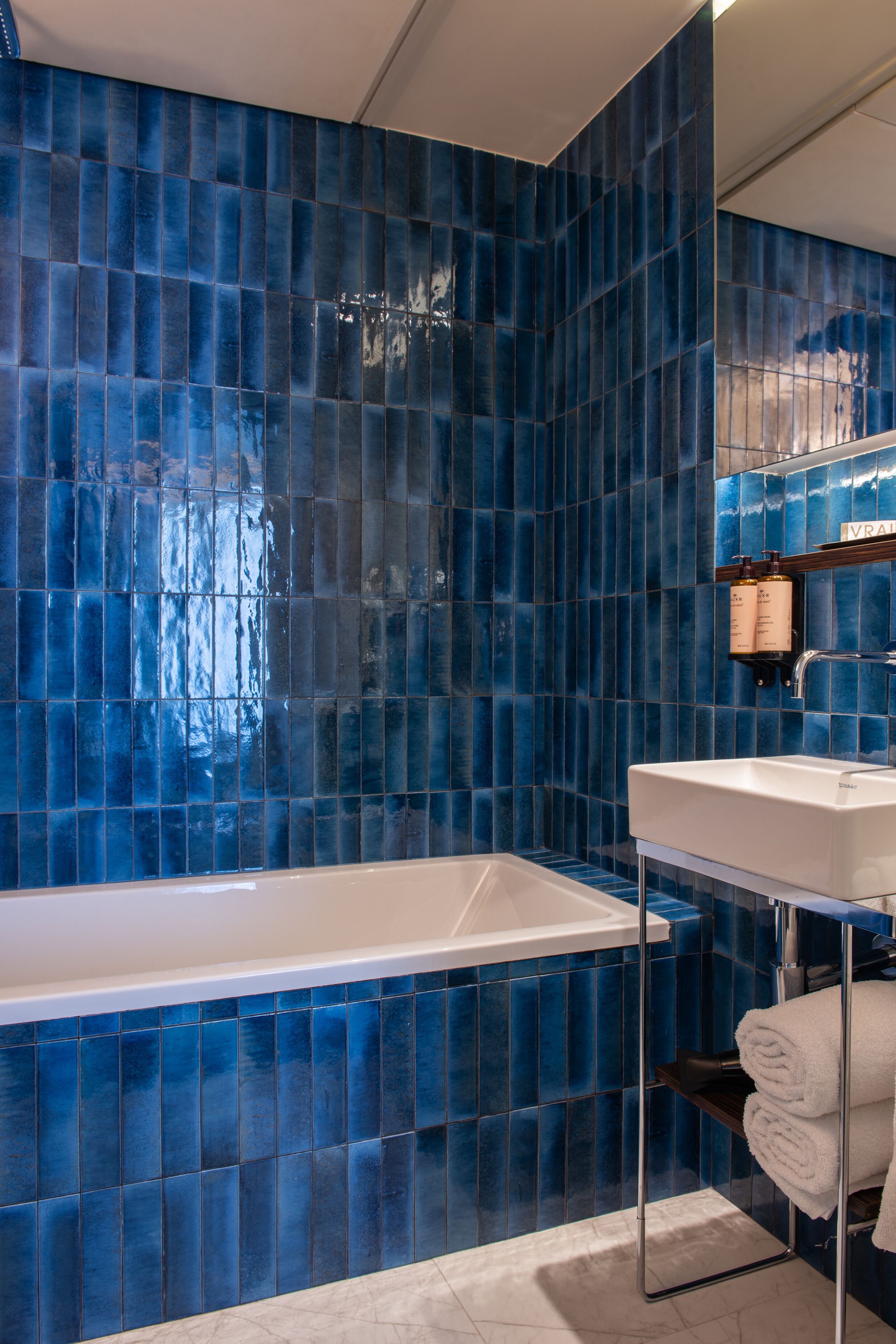 chambre executive deluxe double ou twin | bathroom | deep-soaking bathtub, rainfall showerhead, designer toiletries