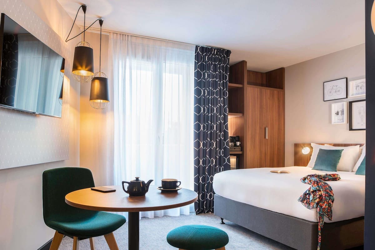 Standard Room, 1 Queen Bed | Premium bedding, pillowtop beds, free minibar, in-room safe