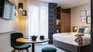 Standard Room, 1 Queen Bed | Premium bedding, pillow-top beds, free minibar, in-room safe