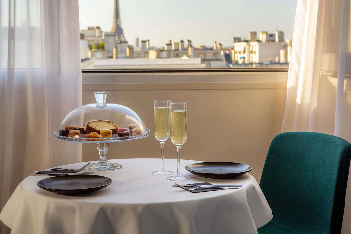 Junior Suite, 1 Double Bed with Sofa bed | Premium bedding, pillowtop beds, free minibar, in-room safe