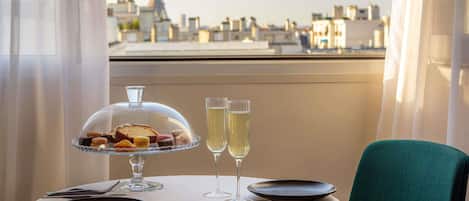 ジュニア スイート ダブルベッド 1 台ソファーベッド付き | 高級寝具、ピロートップベッド、ミニバー (無料)、セーフティボックス (室内)