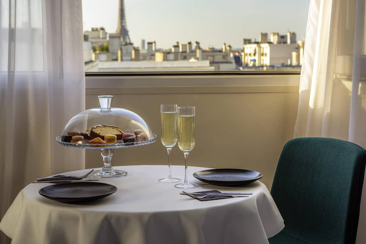 Junior Suite, 1 Double Bed with Sofa bed | Premium bedding, pillowtop beds, free minibar, in-room safe