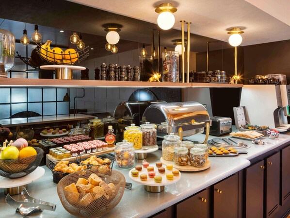 Café da manhã com buffet todos os dias (EUR 20 por pessoa) 
