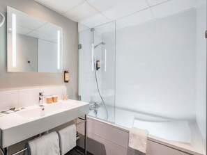 Premium bedding, pillowtop beds, free minibar, in-room safe - Mercure Paris Montparnasse Pasteur (Paris)