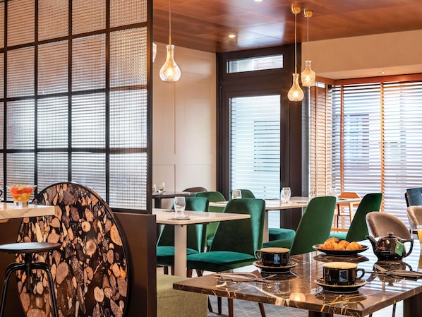 Petit déjeuner buffet (20 EUR par personne)