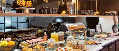 Petit déjeuner buffet (20 EUR par personne)