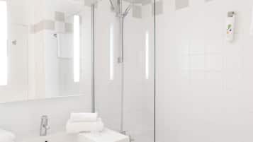 Quarto standard, 3 camas de solteiro | Banheiro | Produtos de toalete biodegradáveis, secador de cabelo, toalhas de banho