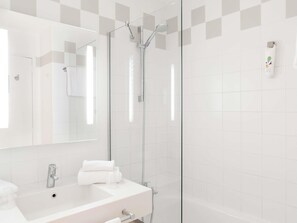 Quarto standard, 3 camas de solteiro | Banheiro | Produtos de toalete biodegradáveis, secador de cabelo, toalhas de banho 