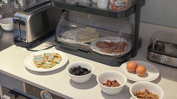 Daily continental breakfast (EUR 12 per person)