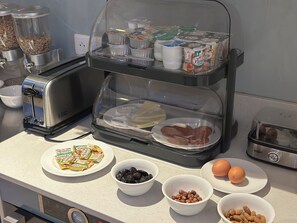 فطور أوروبي يوميًا بتكلفة قدرها (12 EUR للشخص)