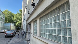 Un edificio con ventanas amplias y una acera.