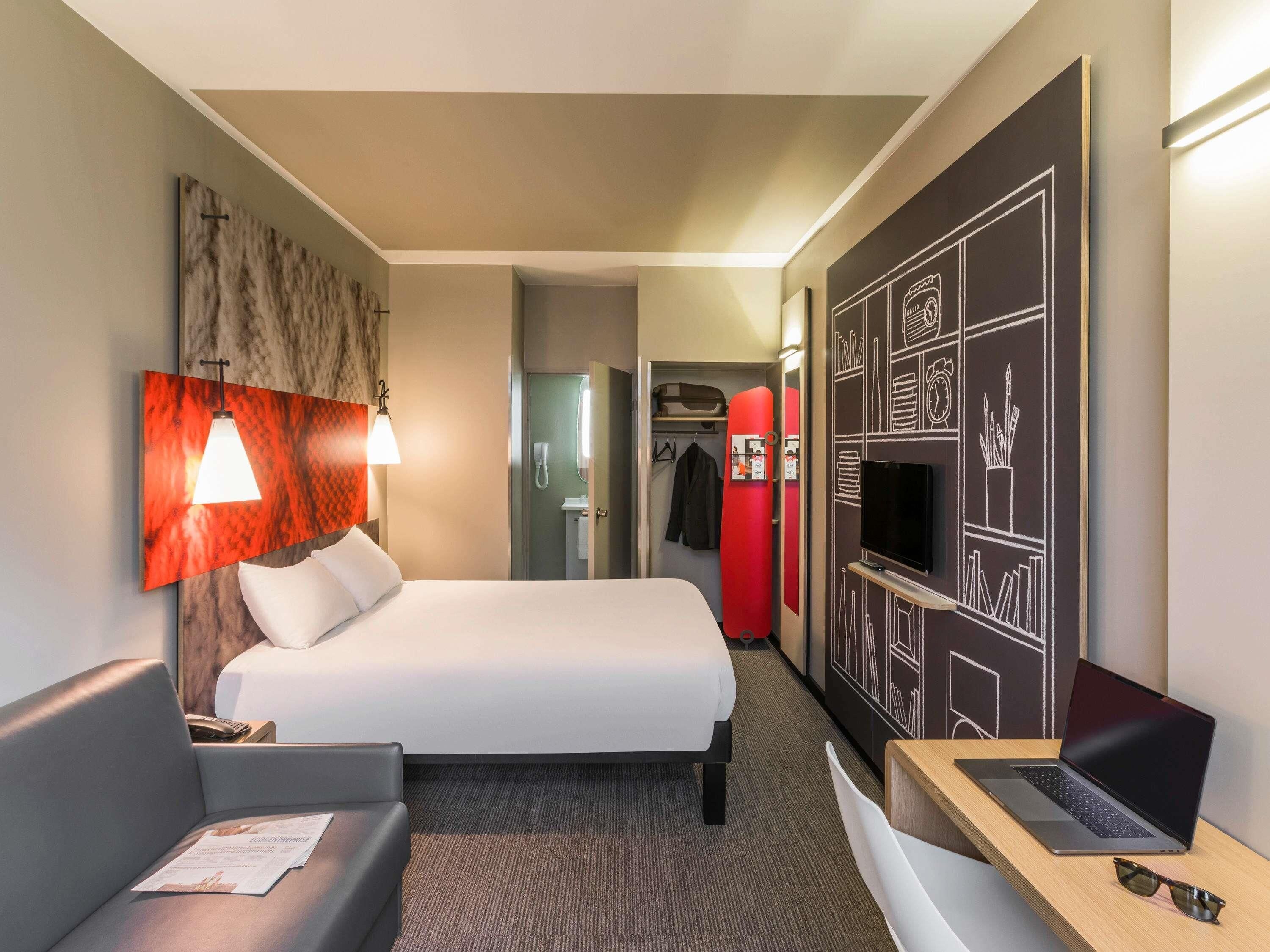 Habitación estándar, varias camas | Ropa de cama hipoalergénica y escritorio 