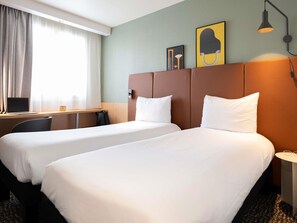 Habitación estándar, 2 camas individuales | Ropa de cama hipoalergénica y escritorio