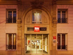 A hotel entrance with a double door, a sign reading 'ibis Hotels,' and a nameplate 'Gare de Lyon Ledru Rollin.' - ibis Paris Gare de Lyon Ledru Rollin 12ème (Paris)