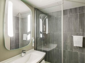 Hypo-allergenic bedding, desk, laptop workspace, blackout curtains - ibis Paris Gare de Lyon Ledru Rollin 12ème (Paris)