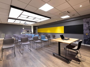 A conference room with a projector, a whiteboard, and a presentation screen. - ibis Paris Gare de Lyon Ledru Rollin 12ème (Paris)