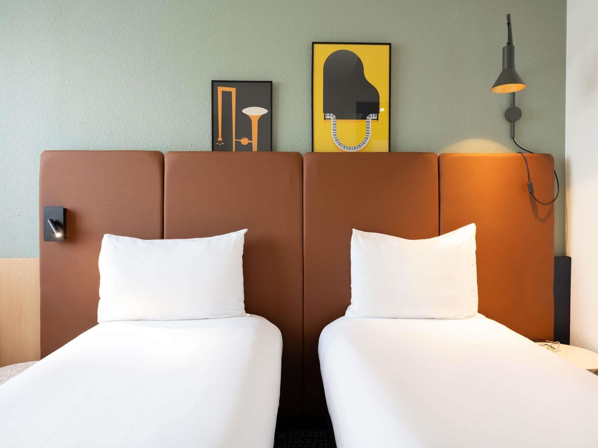 Habitación estándar, 2 camas individuales | Ropa de cama hipoalergénica y escritorio 
