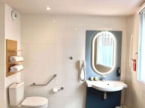 Combined shower/bathtub, eco-friendly toiletries, hair dryer, towels