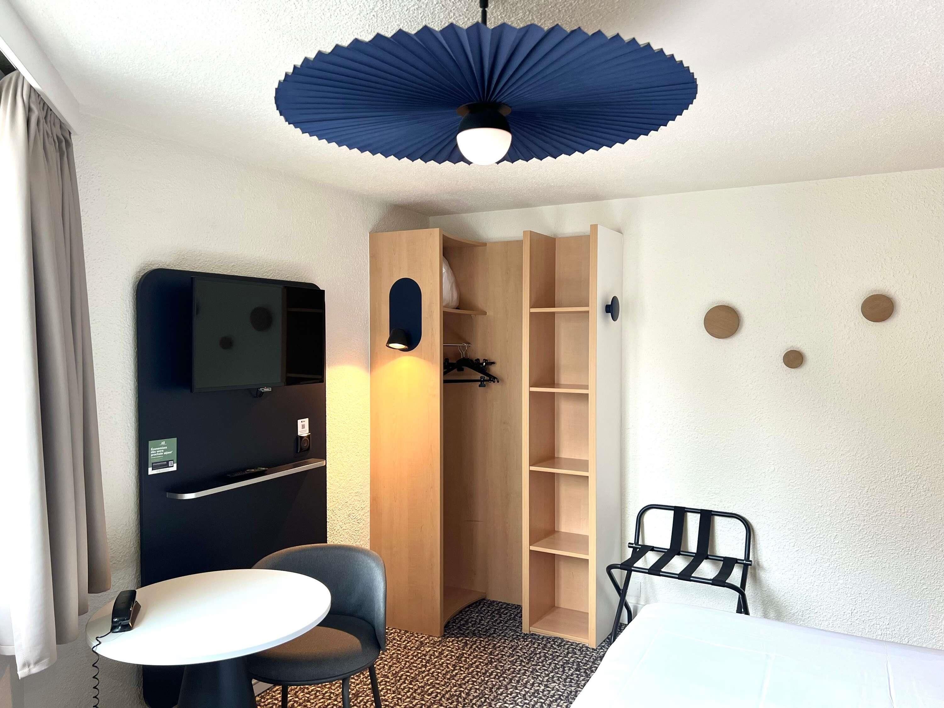 Chambre Triple, 1 lit double et 1 canapé-lit | Coffres-forts dans les chambres, bureau, chambres insonorisées