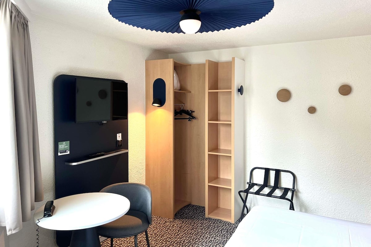 Triple Room, 1 Double Bed with Sofa bed | In-room safe, desk, soundproofing, iron/ironing board
