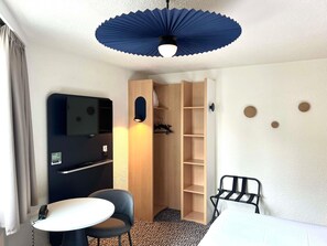 Habitación triple, 1 cama doble con sofá cama | Caja fuerte, escritorio, sistema de insonorización